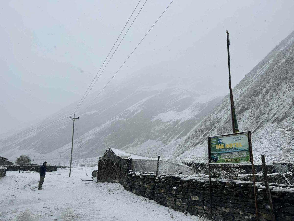 उत्तरी गोरखा र मुस्ताङमा बाक्लो हिमपात, तीर्थालु र पर्यटक प्रभावित